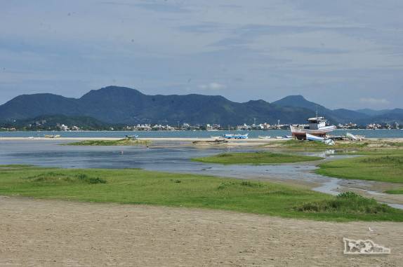 Visão de Ponta das Canas, praia no norte de Florianópolis, Santa Catarina